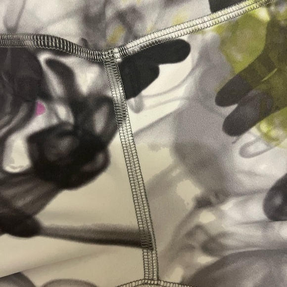 Lululemon size 6 is in-very good condition no issues with. - Picture 5 of 8